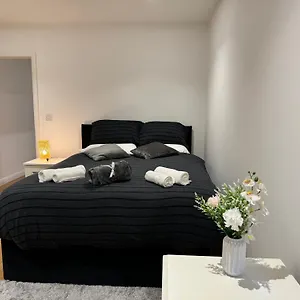 Near Luton Airport And Train Station Luton (Bedfordshire)