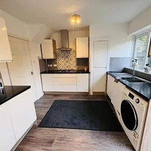 3 Bedroom Modern House In Luton Lu4 0ty - Amazon Prime Luton (Bedfordshire)